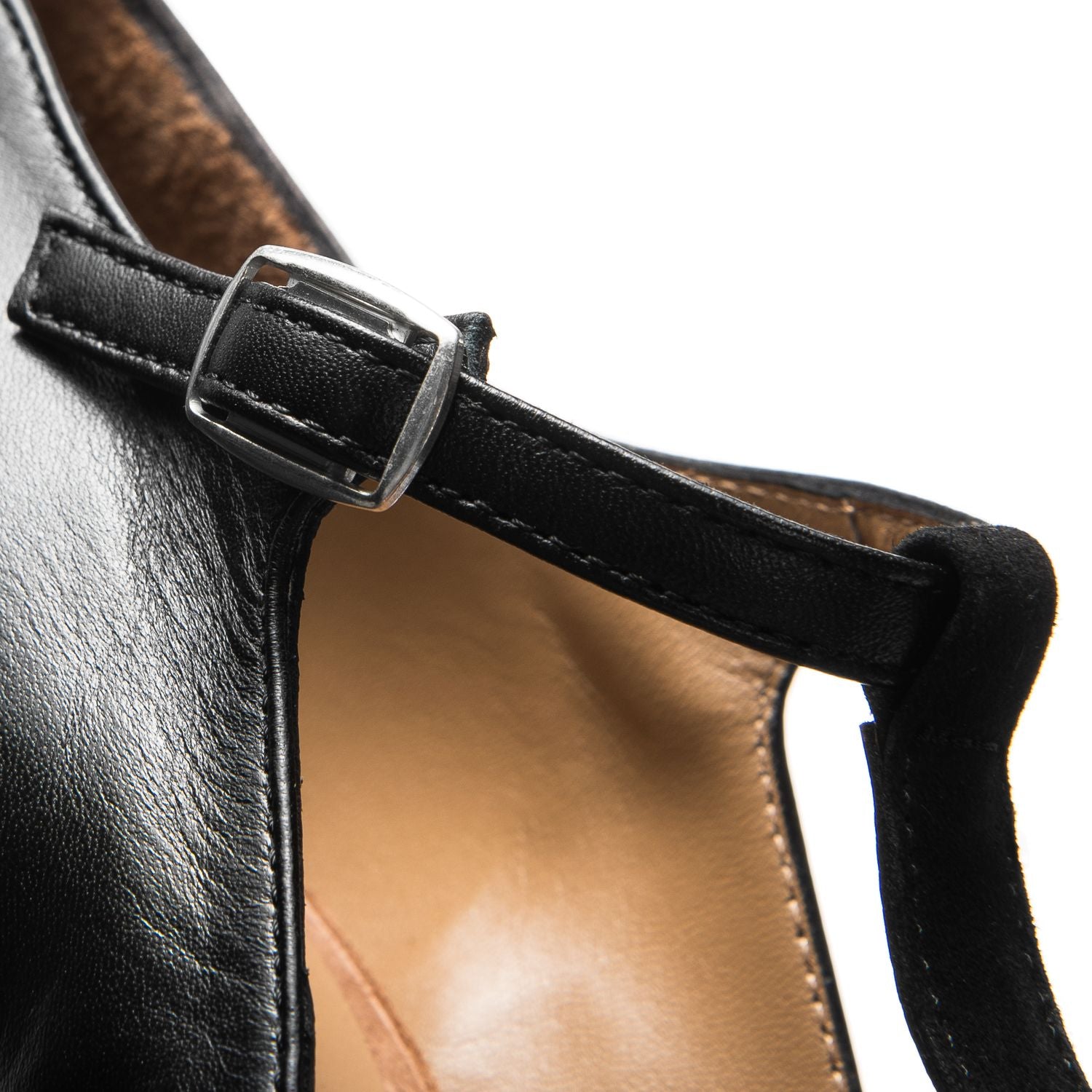 Nahaufnahme von 9233 Damen-Swingschuhen in Schwarz von Rumpf, mit hochwertigem Leder mit glänzender Schnalle und Nähten.