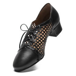 Die Damen-Swingschuhe 9235 von Rumpf verfügen über ein ausgeschnittenes Mesh-Design und eine Schnürung vorne in Schwarz.