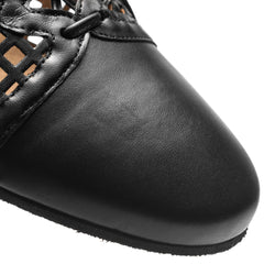 Nahaufnahme der Rumpf 9235 Damen-Swingschuhe in Schwarz mit Gitterdesign, isoliert auf Weiß.