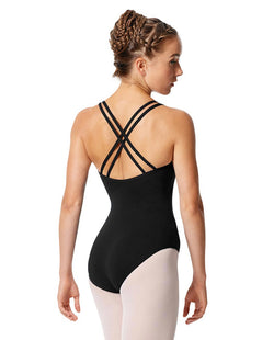 Balletttänzerin im schwarzen Body R3103 von Rumpf, weißen Strumpfhosen und geflochtenen Haaren, mit abgewandtem Blick.