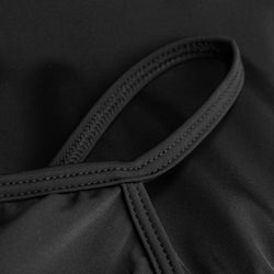 Nahaufnahme des schwarzen Stoffgurts mit sichtbaren Nähten von Rumpfs R3105 Tutu und Body in Schwarz.