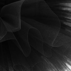 Nahaufnahme von R3105 Tutu und Body in Schwarz von Rumpf, zeigt mehrlagigen schwarzen Tüll mit feinem Netz und zarten Falten.