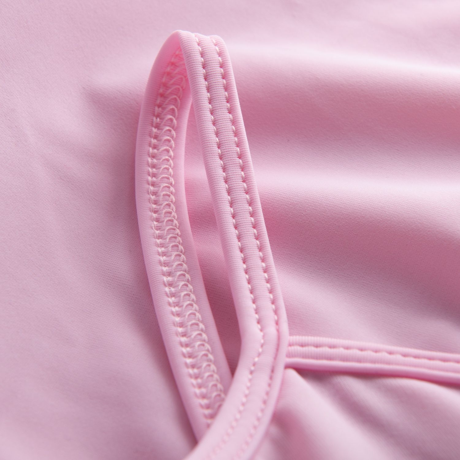 Nahaufnahme von Rumpfs R3105 Tutu und Body in Pink, die seine strukturierten Nähte und Falten zur Geltung bringt.