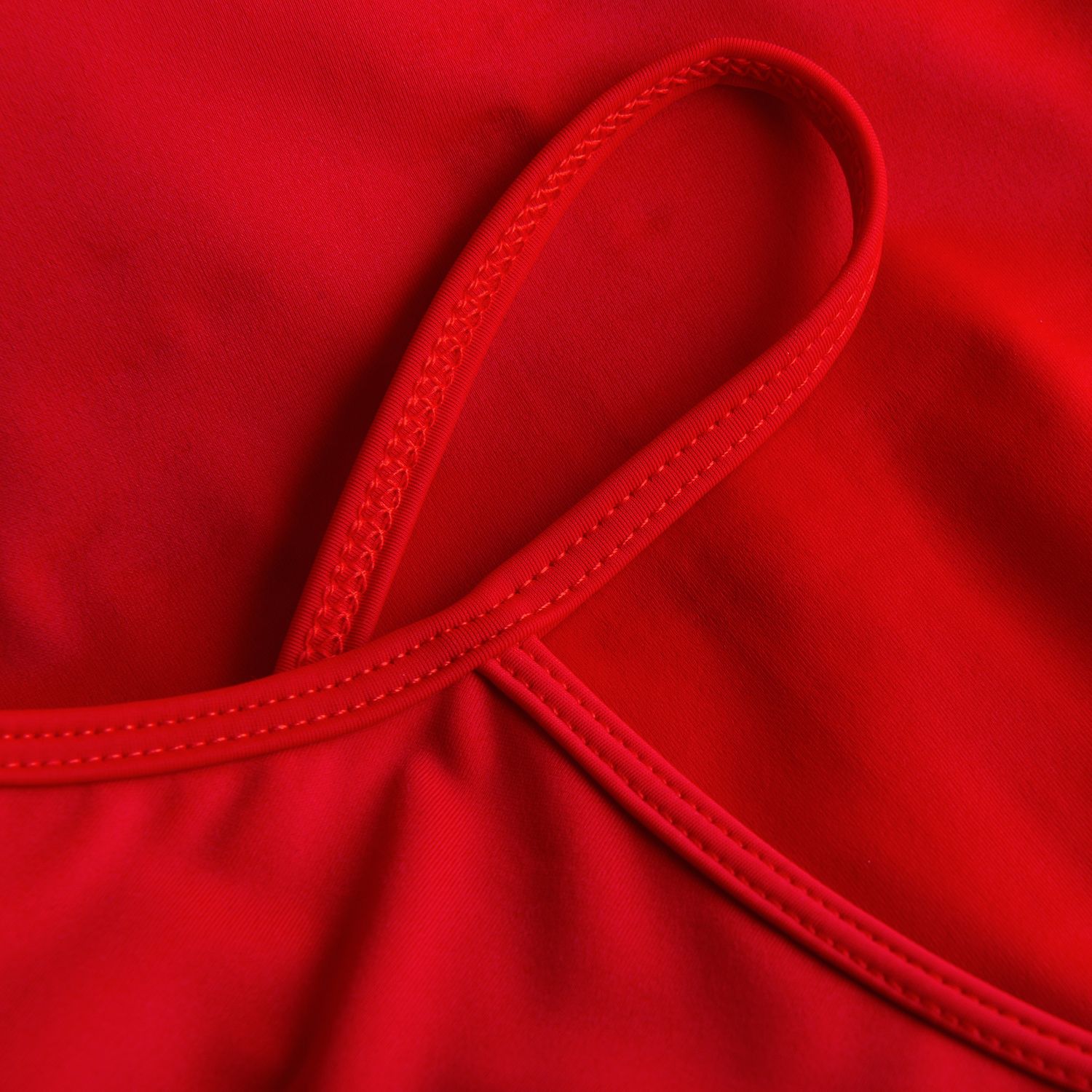 Nahaufnahme von Rumpfs R3105 Tutu und Body in Rot, mit hervorgehobenen Nähdetails und glatter Textur.