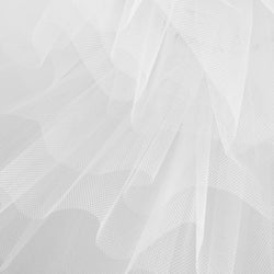 Nahaufnahme von Rumpfs R3105 Tutu und Body in Weiss, mit geschichtetem weißem Tüll für einen zarten, luftigen Look.