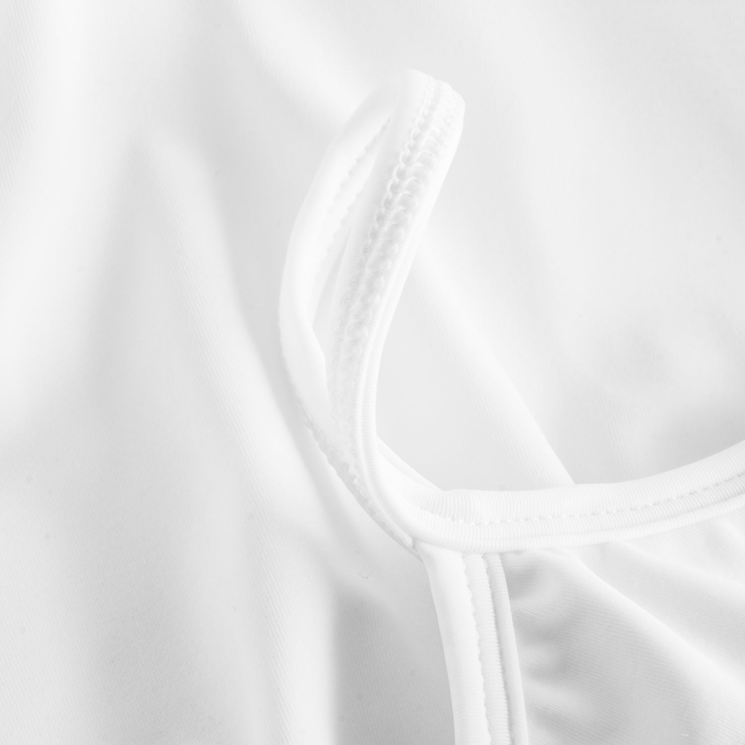 Nahaufnahme von Rumpfs R3105 Tutu und Body in Weiss, die die Stoffstruktur und Nahtdetails zeigt.