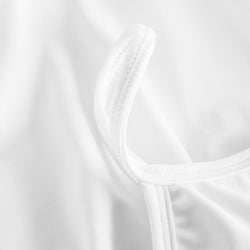 Nahaufnahme von Rumpfs R3105 Tutu und Body in Weiss, die die Stoffstruktur und Nahtdetails zeigt.