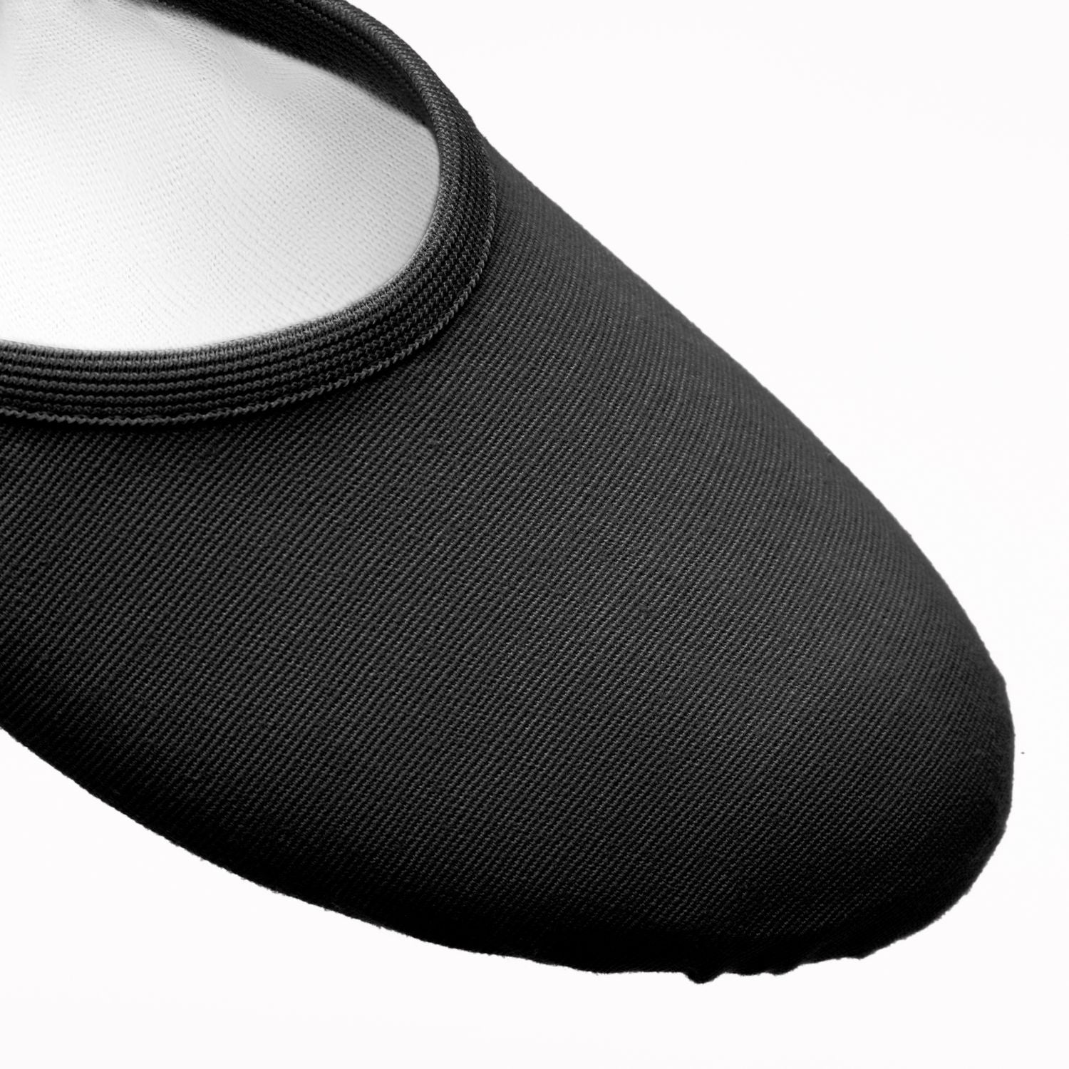 Nahaufnahme eines Rumpf SD16 Só Dança Ballettschläppchens in Schwarz mit abgerundeter Spitze auf weißem Hintergrund.