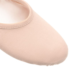 Nahaufnahme eines rosa SD16 Só Dança Ballettschläppchens von Rumpf mit Fokus auf den Zehenbereich und Leinen-Stretch-Material.