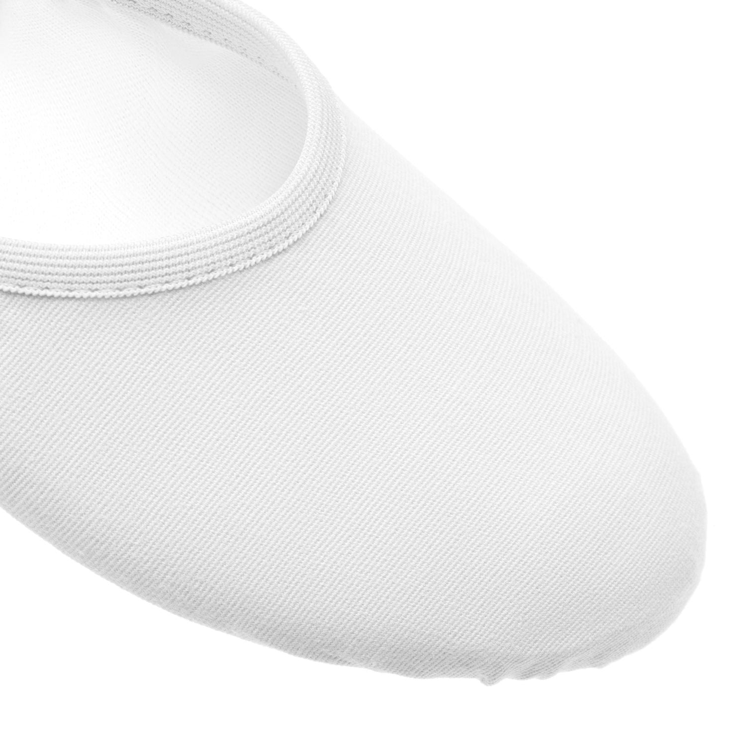 Nahaufnahme eines weißen SD16 Só Dança Ballettschläppchens von Rumpf mit strukturiertem Stoff auf weißem Hintergrund.