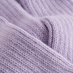 Nahaufnahme eines lila Strickstoffs, gerippt mit sanften Falten und feinen Nähten, ideal für Rumpfs 1120 Stulpen mit Fersenloch.