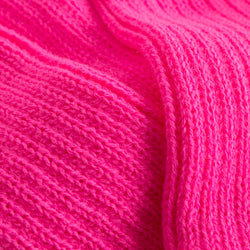 Nahaufnahme von Rumpfs 1120 Stulpen in Hot Pink, die ein leuchtend rosa Strickmuster mit Rippenmuster und unterschiedlicher Dicke zeigt.