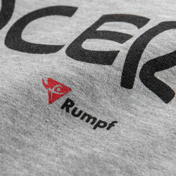 Nahaufnahme des R4012 Dancer Hoodie in Grau von Rumpf mit schwarzem Text und einem roten stilisierten Fischlogo.