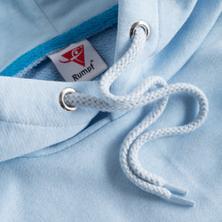 Nahaufnahme des R4012 Dancer Hoodie von Rumpf in Hellblau mit weißem Kordelzug und sichtbarem Etikett unter der Kapuze.