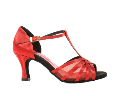 Die Tanzschuhe 705 Red Satin von Lidmag zeichnen sich durch ein T-Riemen- und Kreuzmuster auf weißem Hintergrund aus.