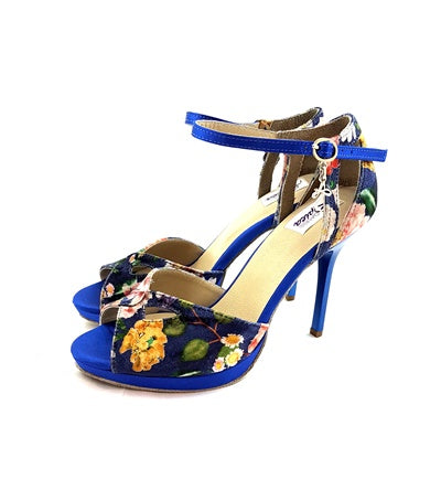 Sirius Dance Shoes en un patrón de flores azules