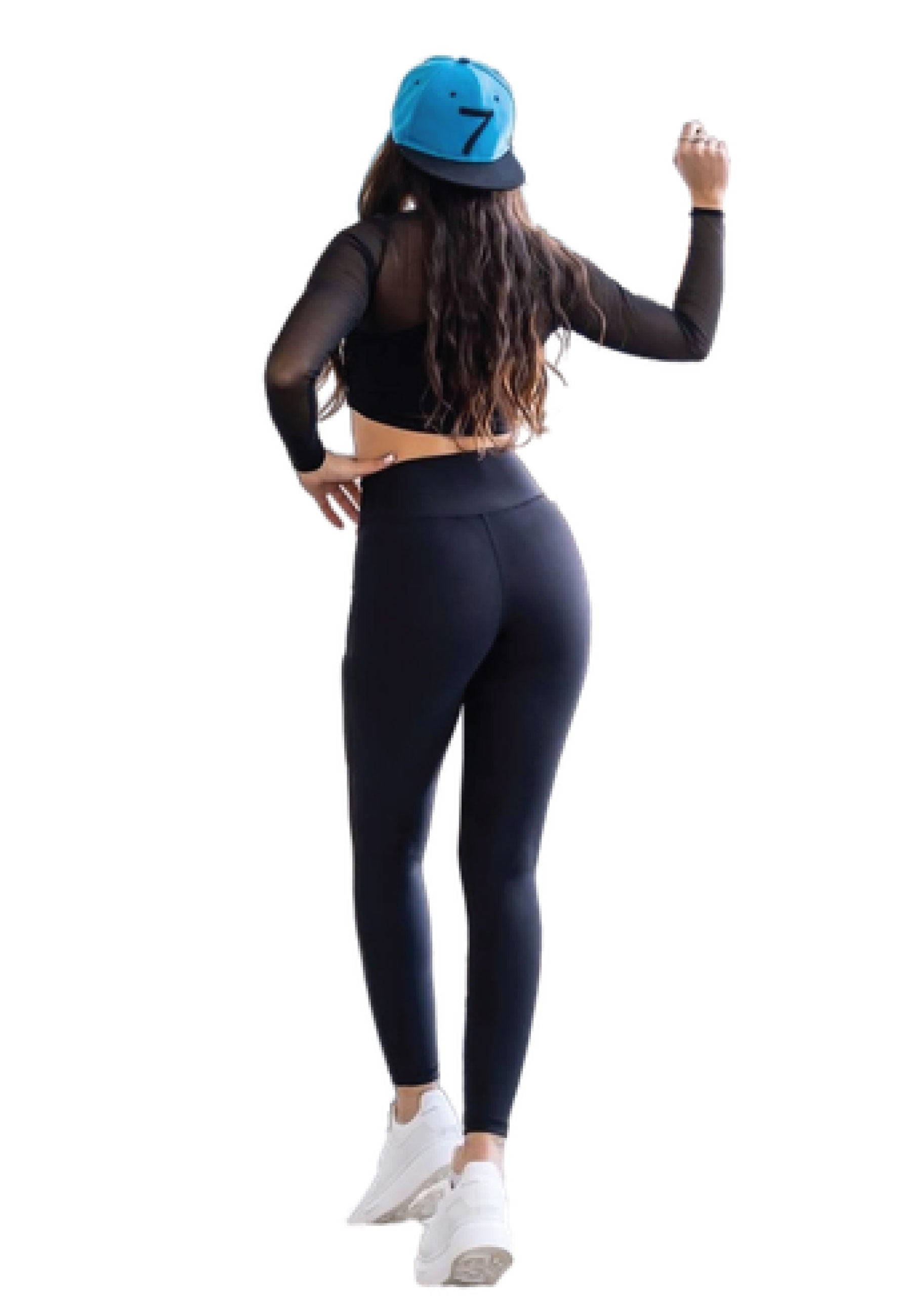 In der Leggings 1017 Schwarz von Lismina posiert eine Person in Schwarz und blauer Kappe selbstbewusst mit einem erhobenen Arm.