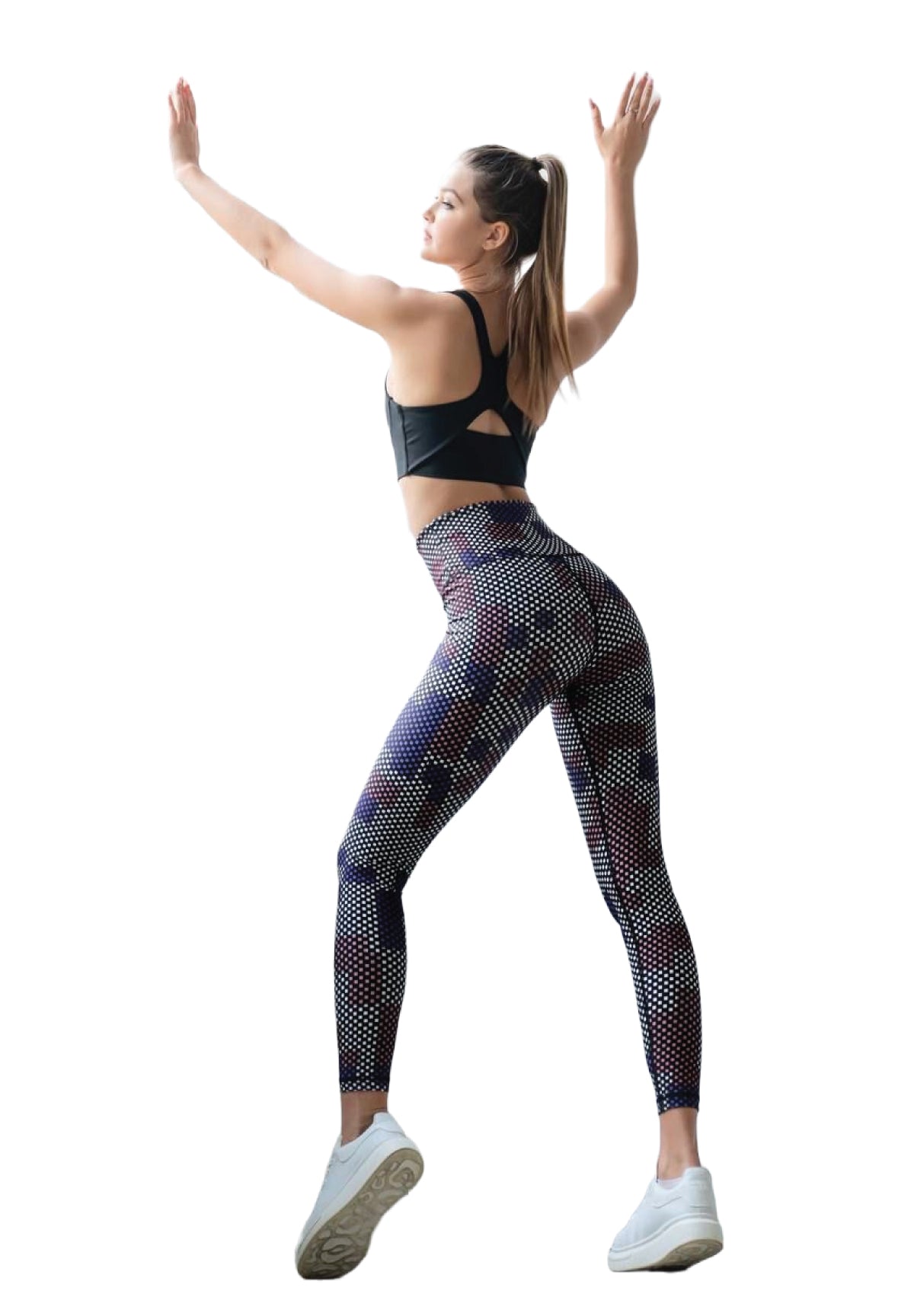 Sportliche Frau posiert dynamisch in Lisminas 327 Extra High Waist Leggings in Braun vor weißem Hintergrund.