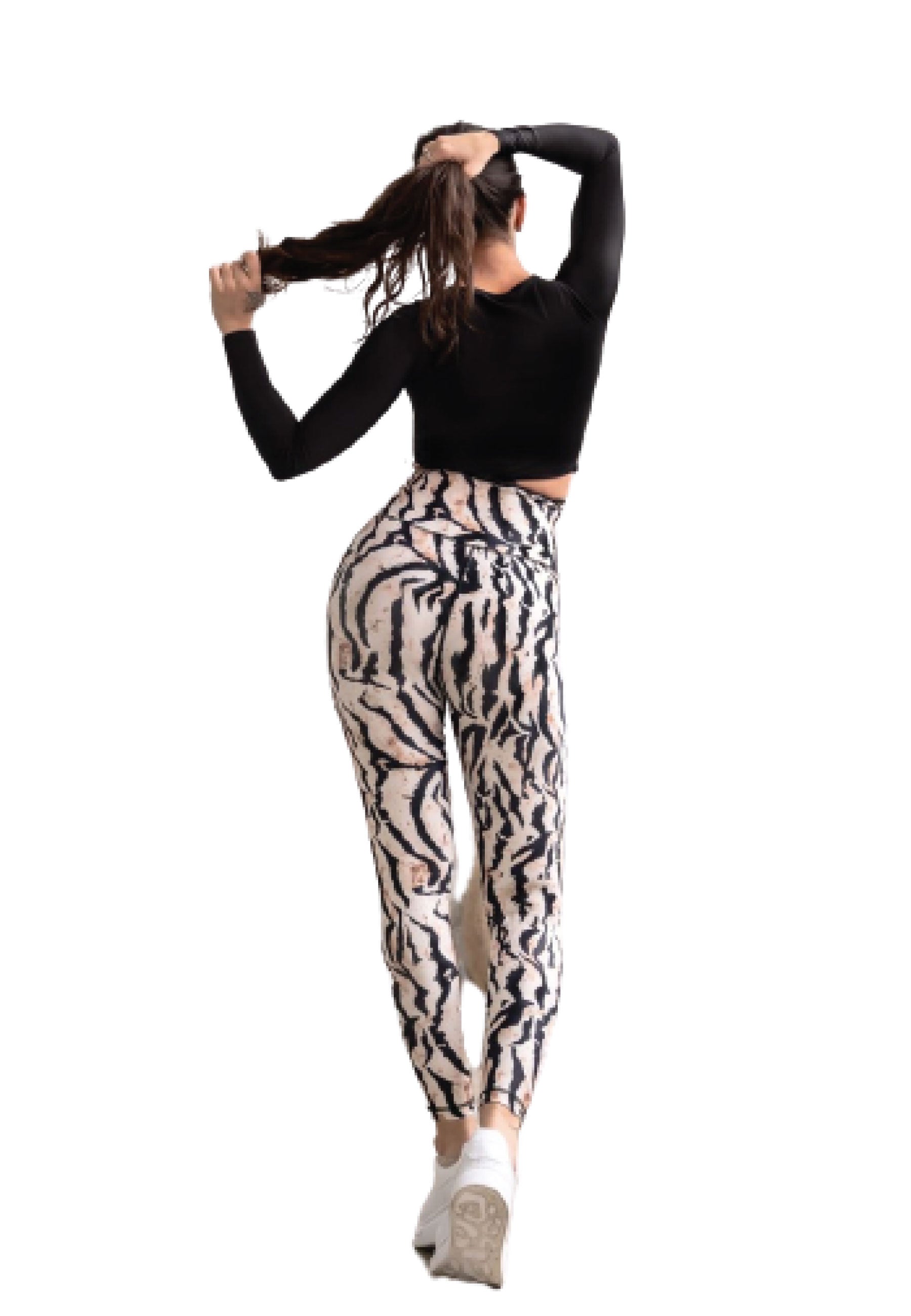 Frau in Lismina 303 Extra High Waist Leggings, beige und schwarz gemustert, hält selbstbewusst ihren Pferdeschwanz.