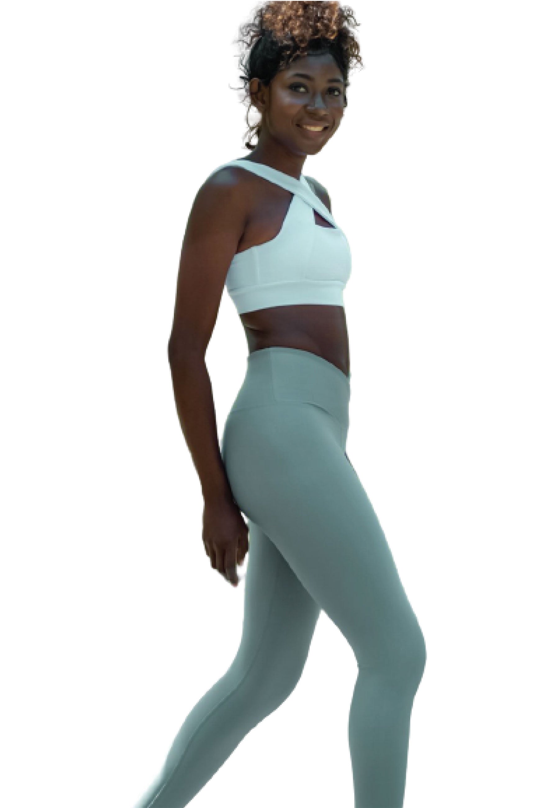 Eine Person in Lisminas 1098 Ve Waist Leggings in Wassergrün, lächelt und geht vor einem weißen Hintergrund.