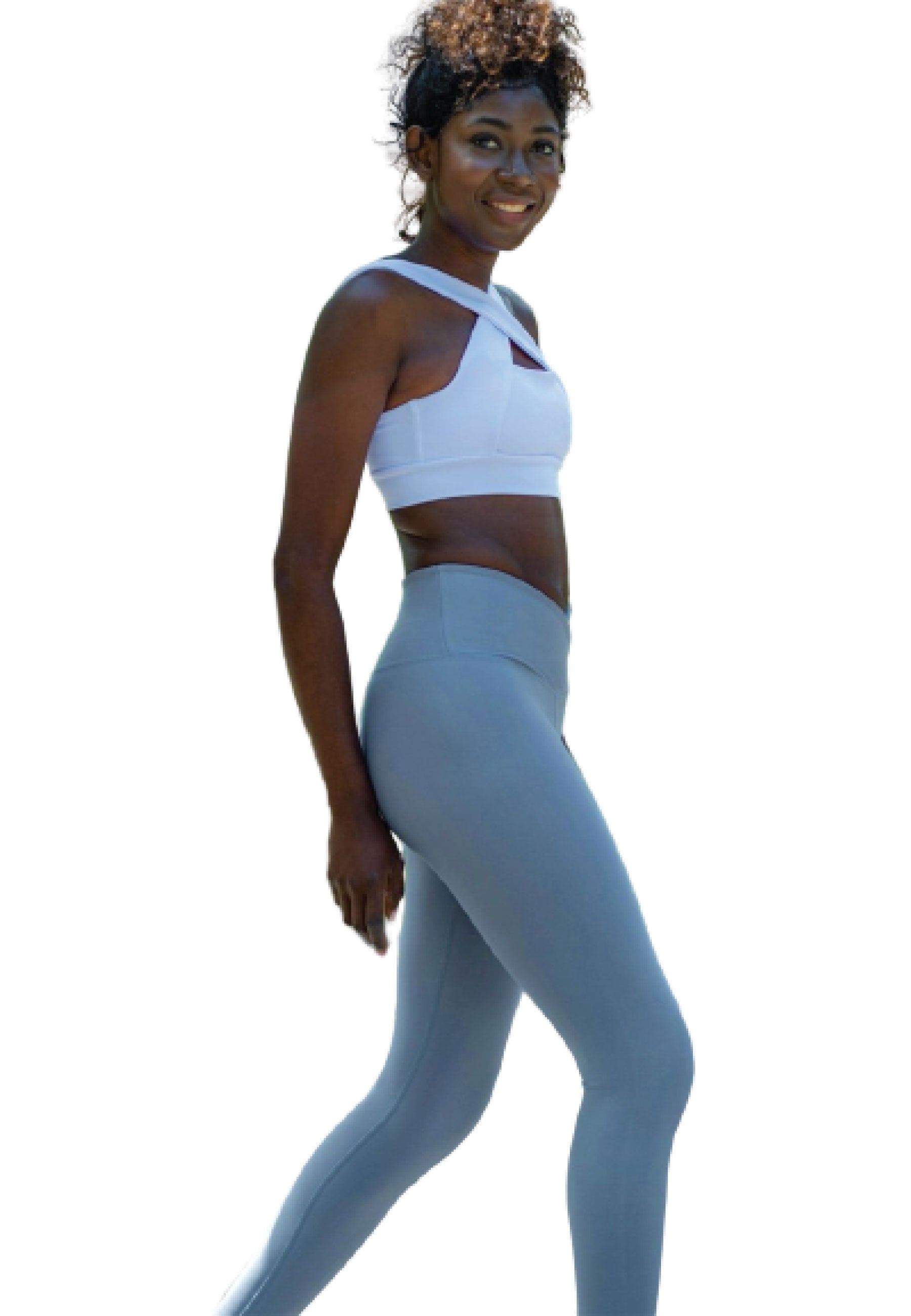 Frau in 1097 Ve Waist Leggings in Wasserblau und weißem V-Ausschnitt-Sport-BH lächelt vor weißem Hintergrund.