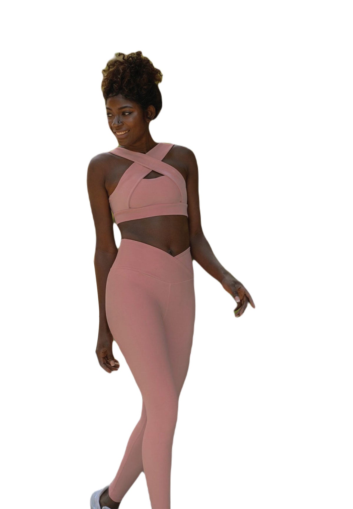 Eine lächelnde Person in Lisminas 1099 Ve Waist Leggings in Rose läuft auf einem weißen Hintergrund.