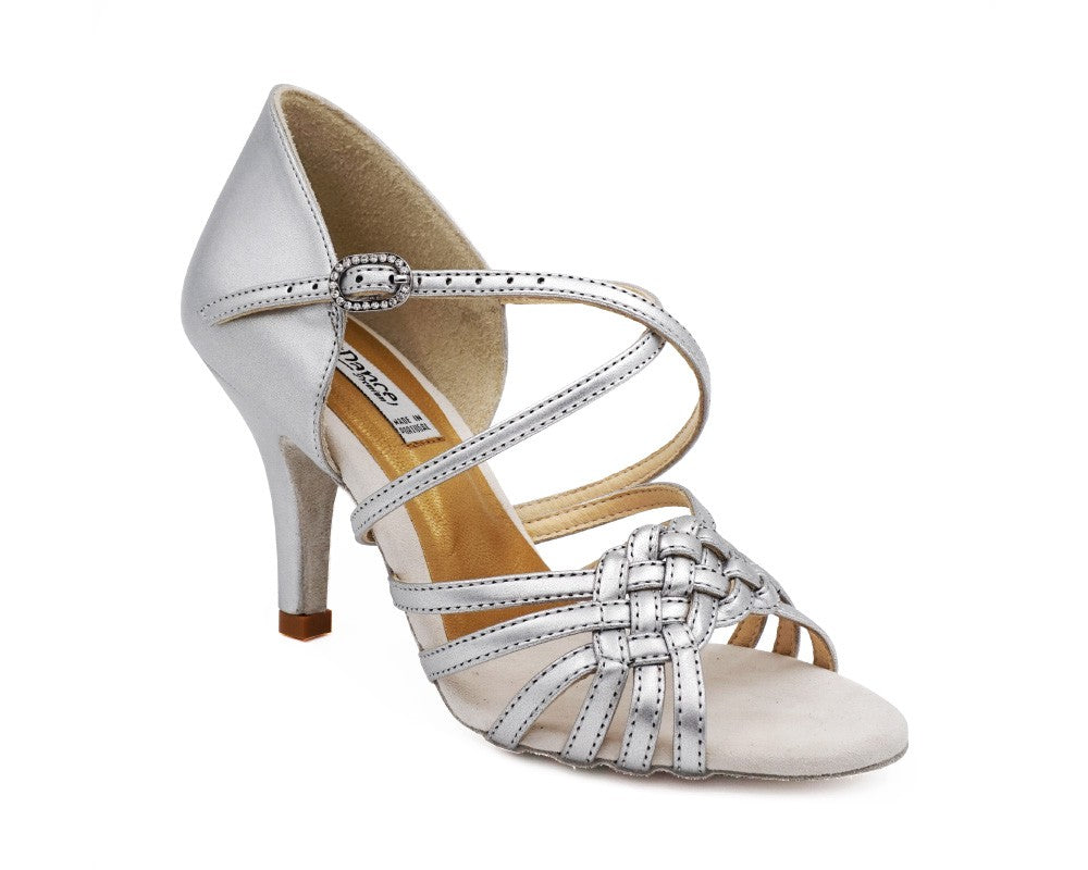 Die PD PRO 001 von Portdance ist eine silberne Ledersandale, perfekt für Turniertänzerinnen mit Riemen und Schnallendetails.