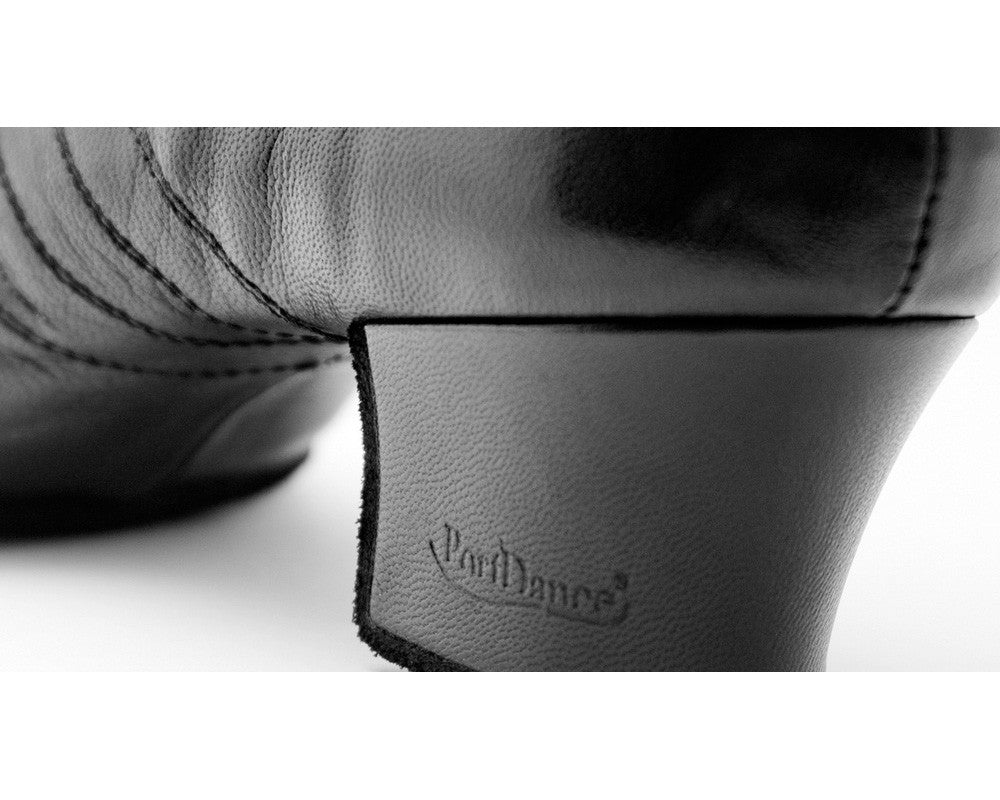 Nahaufnahme der PD008 Premium-Tanzschuhe von Portdance, mit Fokus auf der Ferse.