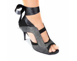 Nahaufnahme eines Fußes in Portdance PD603 Bright Black Tanzschuhen mit glitzernden Details, am Knöchel mit einem Band zusammengebunden.