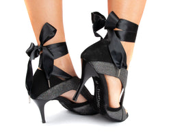 Nahaufnahme der Portdance PD603 Tanzschuhe in leuchtendem Schwarz mit glitzernden Riemen und Schnürungen um die Knöchel.