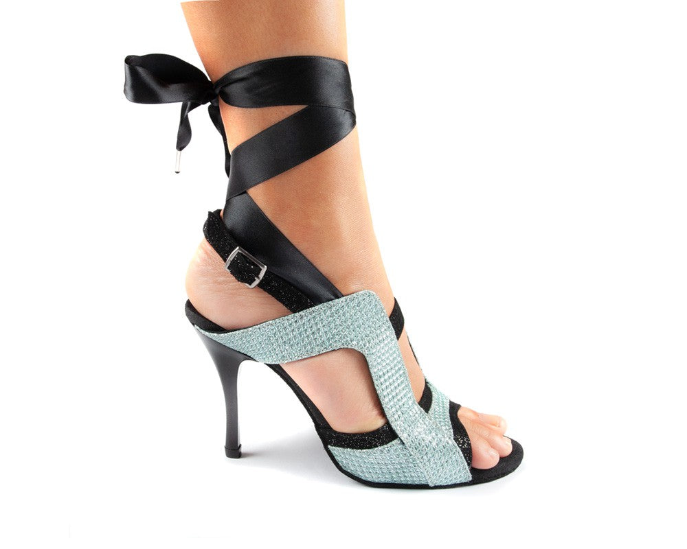 Eleganter Damenfuß in PD604-Tanzschuhen von Portdance mit schwarzen Knöchelriemen und hellblauem strukturiertem Obermaterial.