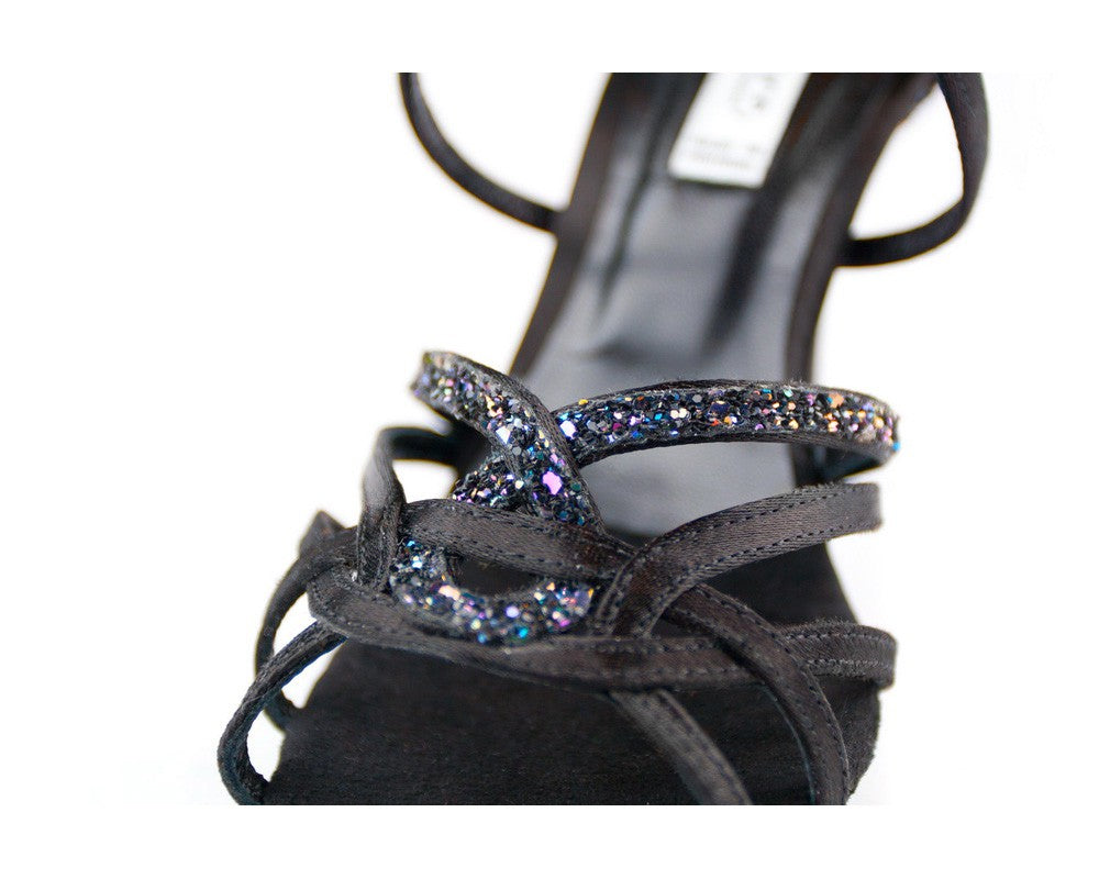 Nahaufnahme der PD800 Net Tanzschuhe in Black Satin von Portdance, ideal für eine Salsa-Nacht mit glitzernden Riemchen.