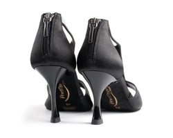 Portdance PD806 PRO Tanzschuhe: Schwarze Satinabsätze, Reißverschlüsse hinten, verziert mit silbernem Glitzerband.