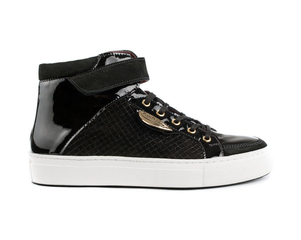 Die Portdance PD HH 001 Tanzschuhe: schwarze High-Tops mit glänzendem Finish, goldenen Akzenten und weißer Sohle – ideal für Salsa Cubana.