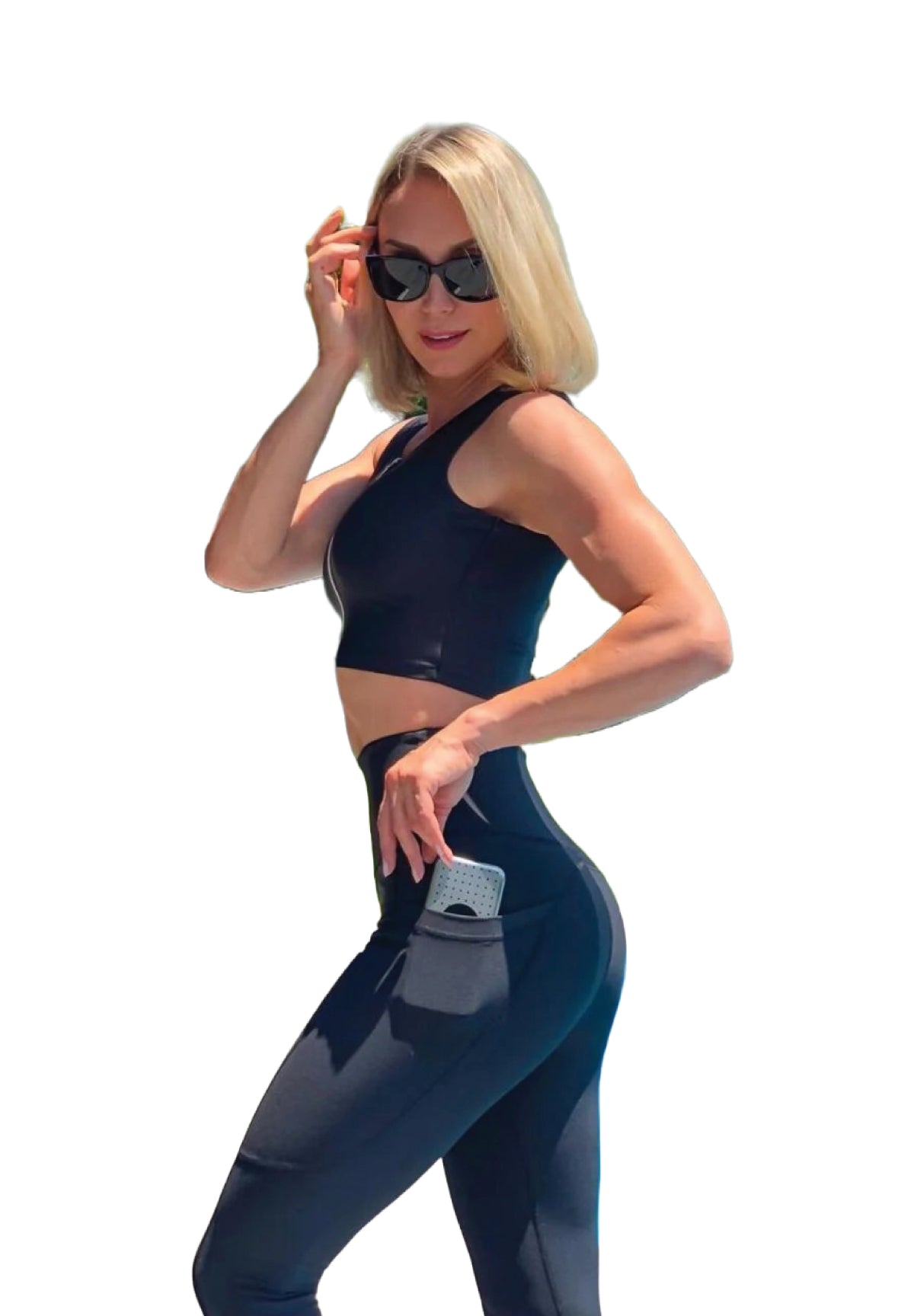 Frau in Lismina 772 Pocket Extra High Waist Leggings, Sonnenbrille, hält Telefon in der Tasche vor weißem Hintergrund.