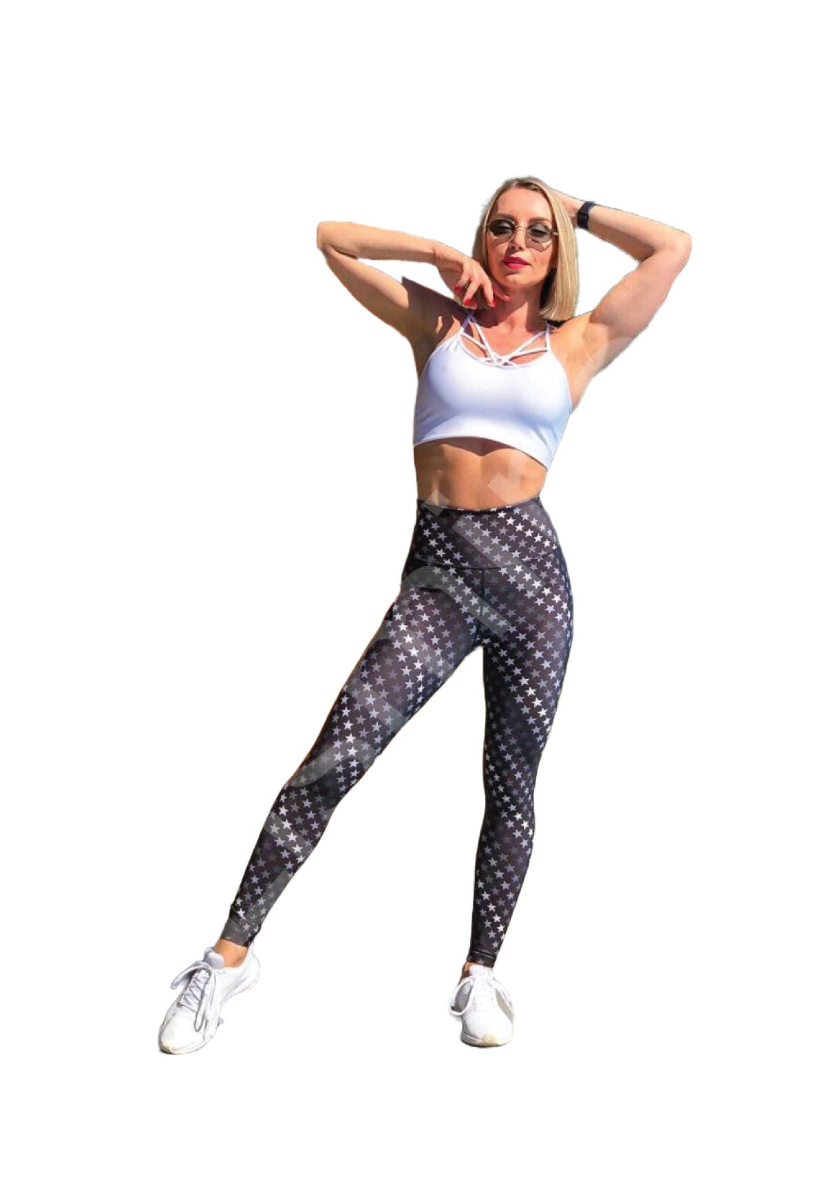 Selbstbewusste Frau in Lisminas 121 Sport-BH in Weiss, gemusterten Leggings und weißen Sneakers.