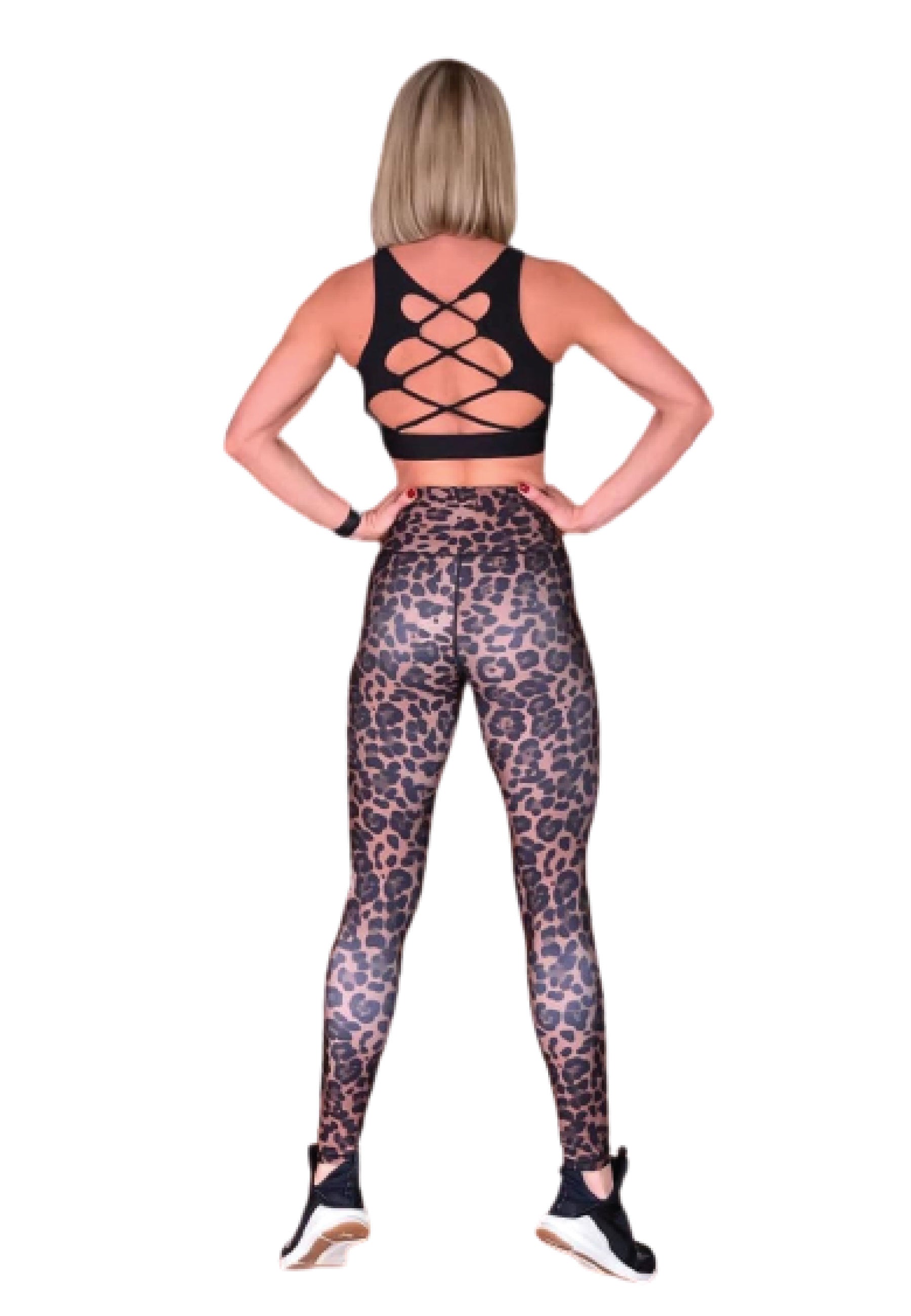 Person in einem schwarzen Sport-BH und Lismina 872 Extra High Waist Leggings in Leopard, Rücken zugewandt, Hände auf den Hüften.