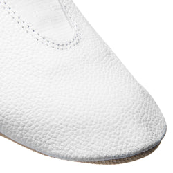 Nahaufnahme der Gymnastikschuhe 1037 von Rumpf in Weiss, die die strukturierte Spitze mit weissen Nähten hervorhebt.