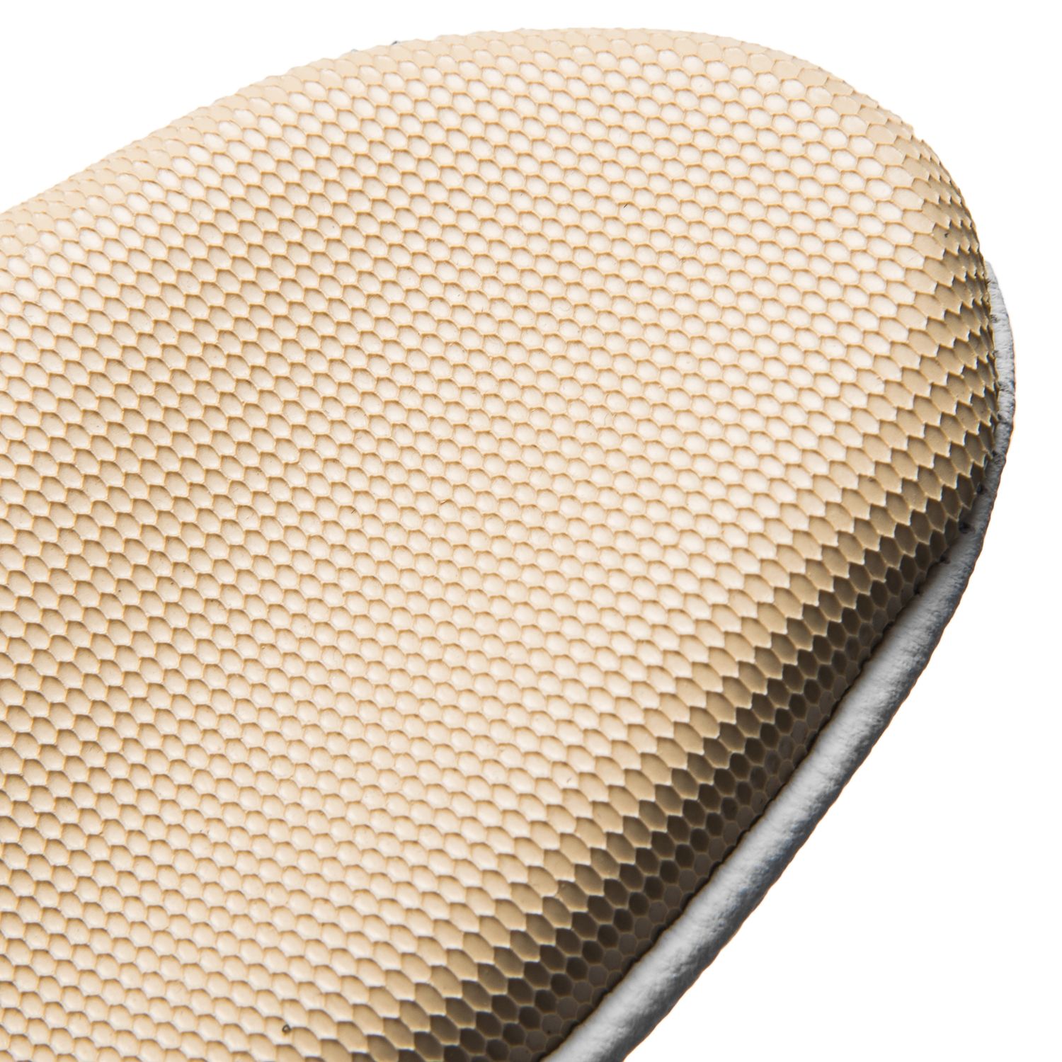 Nahaufnahme der strukturierten Sohle der schwarzen Gymnastikschuhe 1037 von Rumpf mit Wabenmuster für optimalen Komfort.