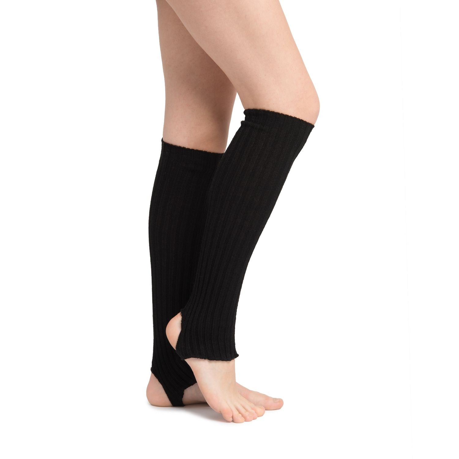 Person trägt Rumpf 1121 Stulpen mit Fersenloch in Schwarz Beinstulpen mit nackten Füßen auf weißem Hintergrund.