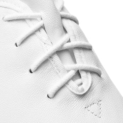 Nahaufnahme der Rumpf 1260 Basic II Jazzschuhe in Weiss mit detaillierter Schnürung und strukturierter Lederoberfläche.