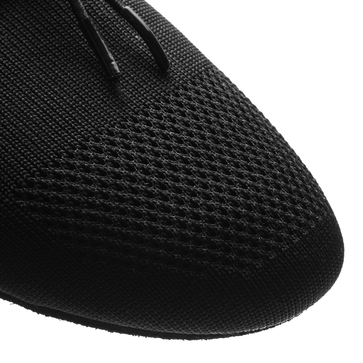 Nahaufnahme des 1581 Jazz Sneakers von Rumpf in Schwarz, die das Flyknit-Material und die Zehenpartie mit Mesh-Struktur hervorhebt.