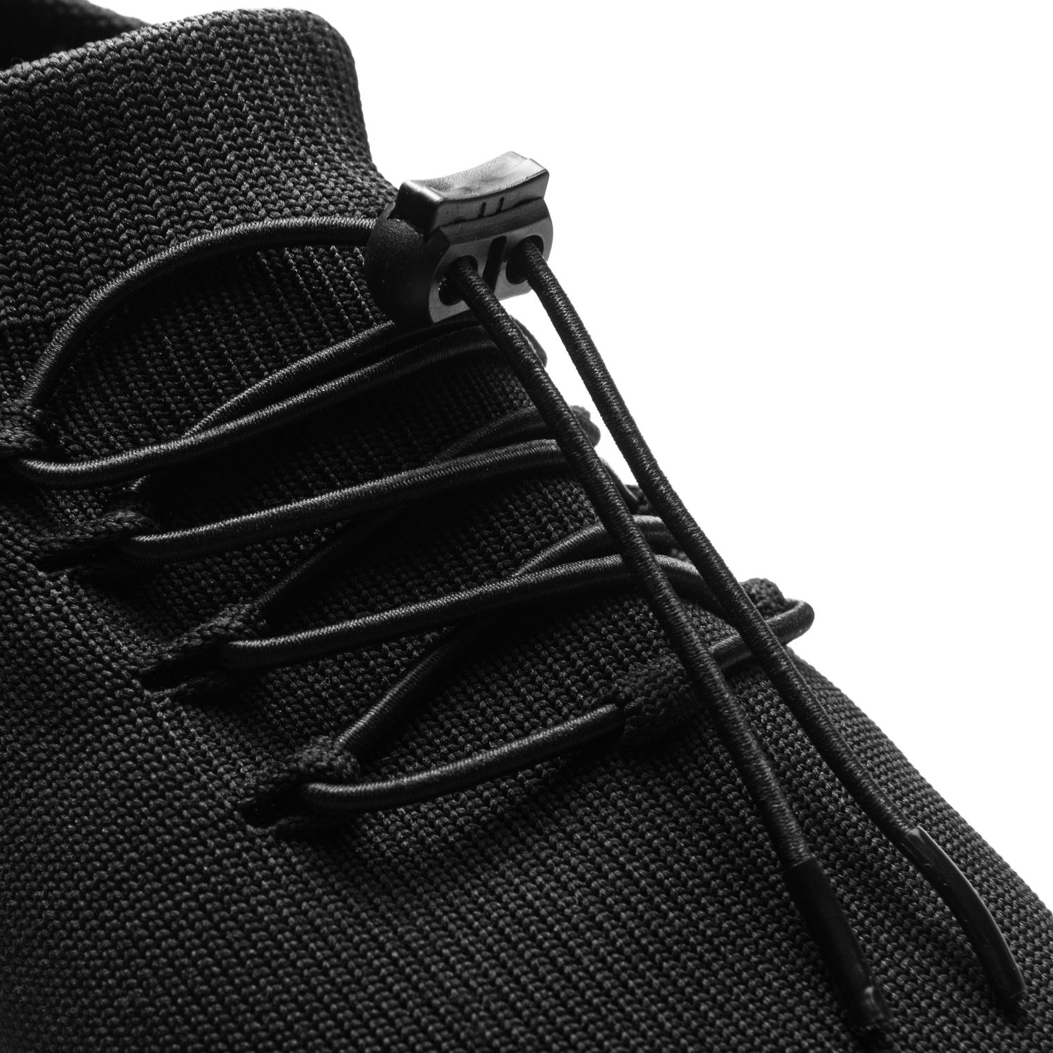 Nahaufnahme des 1581 Jazz Sneakers von Rumpf in Schwarz mit strukturiertem Stoff und elastischen Schnürsenkeln, der ein modernes Design zeigt.