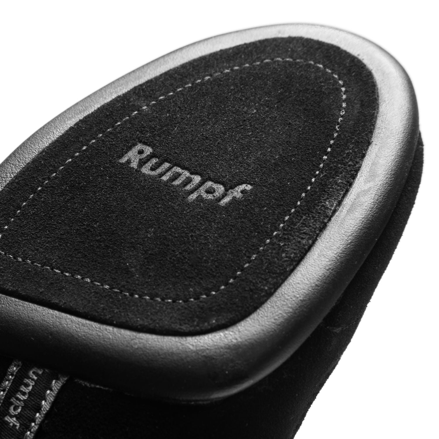 Nahaufnahme eines Rumpf 1592 Jive Sneakers mit schwarzer Sohle und detaillierten Wildledernähten.