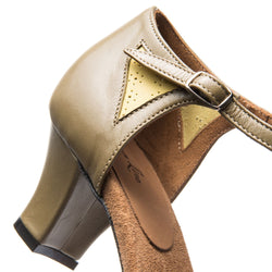 Nahaufnahme von Rumpfs 9230 Damen-Swingschuhen in Khaki mit Schnallenriemen und Wildlederfutter aus hochwertigem Leder.
