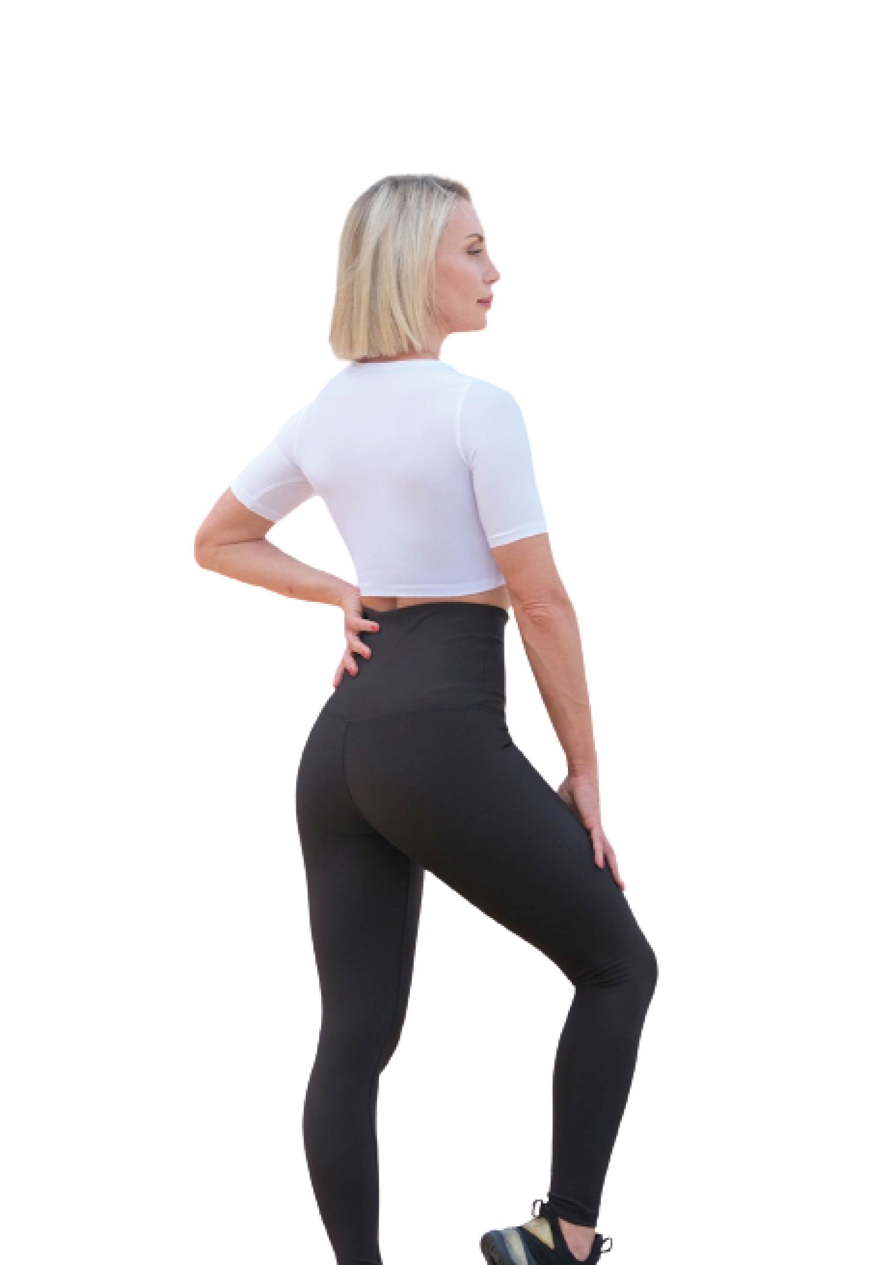 Person in Lismina 072 T-Shirt Weiß mit schwarzen Leggings, seitlich stehend, Hand auf der Hüfte.